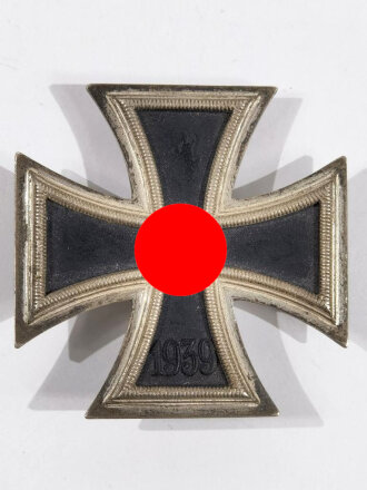 Eisernes Kreuz 1. Klasse 1939, Hersteller L/11 auf der Nadel für " Wilhelm Deumer, Lüdenscheid ", Hakenkreuz mit voller Schwärzung, magnetisch. Seltene Variante