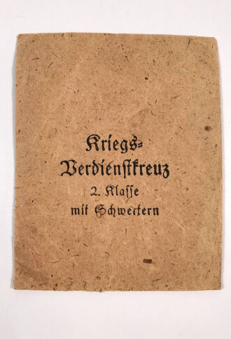 Verleihungstüte für das Kriegsverdienstkreuz 2. Klasse mit Schwertern, Rückseitig mit Hersteller " Karl Hensler, Pforzheim " hinten eingerissen und ein Stück hinten fehlt