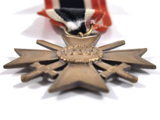 Kriegsverdienstkreuz 2. Klasse1939 mit Schwertern, ohne Hersteller, Buntmetall an Band