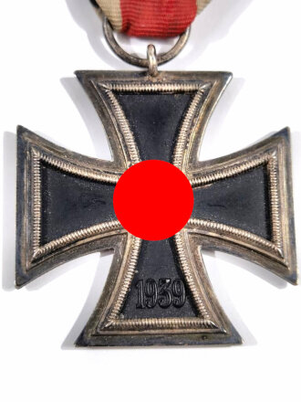 Eisernes Kreuz 2. Klasse 1939 ohne Herstellermarkierung, Magnetisch, mit Bandabschnitt, Hakenkreuz leicht berieben