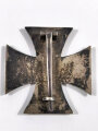 Eisernes Kreuz 1. Klasse 1939 mit Hersteller "20" auf der Nadel für " C.F. Zimmermann, Pforzheim " Hakenkreuz stark berieben, magntisch