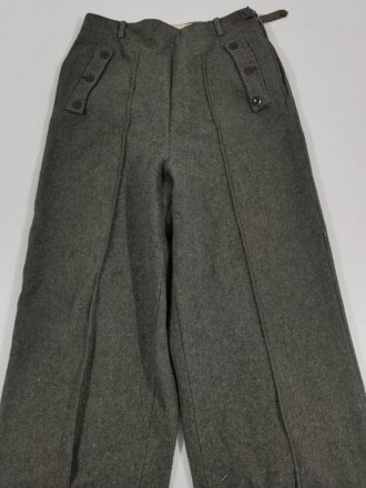 Waffen SS Sturmgeschützhose , umgeschneidert zu einer Uniformhose für weibliches Personal. Ob dies während oder nach dem Krieg passiert ist, kann ich leider nicht sagen