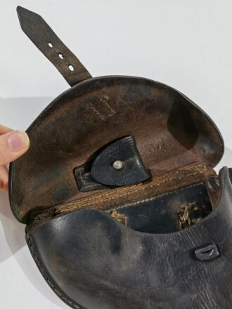 Koffertasche für P08 der Wehrmacht, datiert 1939, stark getragenes Stück mit zeitgenössischer Reparaturstelle