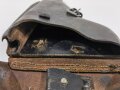 Koffertasche für P08 der Wehrmacht, datiert 1939, stark getragenes Stück mit zeitgenössischer Reparaturstelle