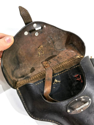 Koffertasche für P38 der Wehrmacht, datiert 1943, getragenes Stück in gutem Gesamtzustand, der Verschlussriemen nachträglich nochmals vernäht