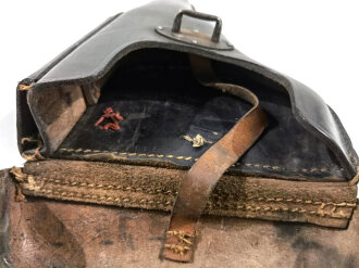 Koffertasche für P38 der Wehrmacht, datiert 1943, getragenes Stück in gutem Gesamtzustand, der Verschlussriemen nachträglich nochmals vernäht