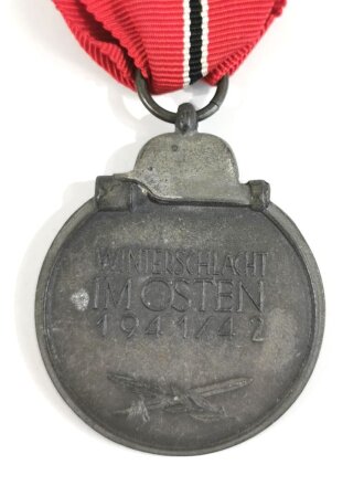 Medaille " Winterschlacht im Osten " mit Hersteller " 13 " im Bandring für " Gustav Brehmer, Markneukirchen " mit Band