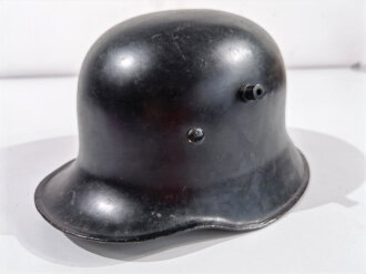 Stahlhelm in der Form des 1.Weltkrieg, fertigung der frühen 30iger Jahre. Schwarzer Origianallack, schweres Stück