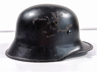 Stahlhelm in der Form des 1.Weltkrieg, fertigung der frühen 30iger Jahre. Schwarzer Origianallack, schweres Stück