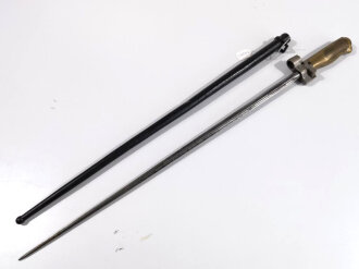 Frankreich, Seitengewehr für Lebelgewehr Modell 1886/93/16 ohne Parierhaken,  sogenanntes Epee Bajonett, 4-kantige Klinge,verschraubter Messinggriff, Eisenteile korrodiert und gereinigt,Scheide nachlackiert