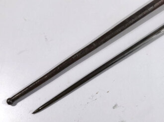 Frankreich, Seitengewehr für Lebelgewehr Modell 1886/93/16 ohne Parierhaken,  sogenanntes Epee Bajonett, 4-kantige Klinge,verschraubter Messinggriff, Eisenteile  korrodiert und gereinigt, Klinge nur leichte Rostspuren, Scheide stark korrodiert