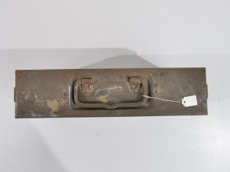 Patronenkasten 41 der Wehrmacht für MG Munition. Überlackiertes Stück, darunter sandfarbener Originallack.