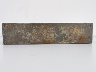 Patronenkasten 41 der Wehrmacht für MG Munition. Überlackiertes Stück, darunter sandfarbener Originallack.