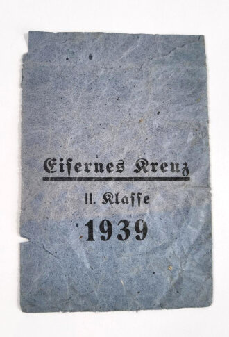 Verleihungstüte zum Eisernen Kreuz 2. Klasse 1939, dieses an der Seit eingerissen und auf der Rückseite mit Löchern. Maße 7,5 x 11cm