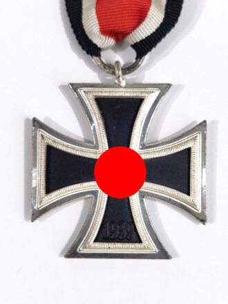 Eisernes Kreuz 2. Klasse 1939 am Band, sehr guter Zustand, ohne Herstellermarkierung im Ring, also ein frühes Stück