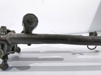 Zweibein für 8cm Granatwerfer 34 der Wehrmacht. Leicht narbiges Stück, überlackiert