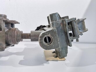 Zweibein für 8cm Granatwerfer 34 der Wehrmacht. Leicht narbiges Stück, überlackiert