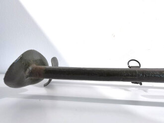 Zweibein für 8cm Granatwerfer 34 der Wehrmacht. Leicht narbiges Stück, überlackiert