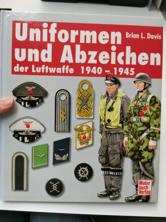 "Uniformen und Abzeichen der Luftwaffe 1940-1945" 316 Seiten, aus Raucherhaushalt, über DIN A4