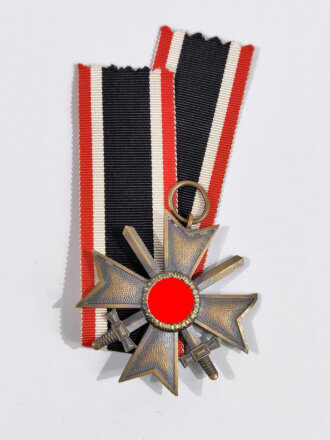 Kriegsverdienstkreuz 2. Klasse mit Schwertern mit Bandabschnitt, Buntmetall