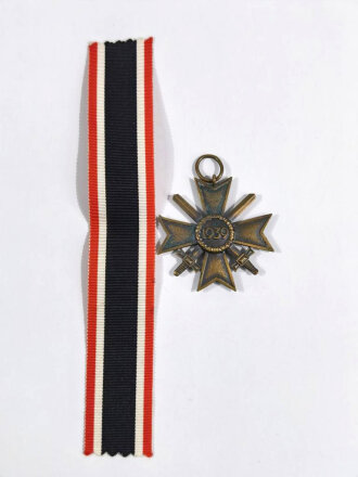 Kriegsverdienstkreuz 2. Klasse mit Schwertern mit Bandabschnitt, Buntmetall