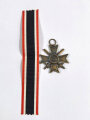 Kriegsverdienstkreuz 2. Klasse mit Schwertern mit Bandabschnitt, Buntmetall