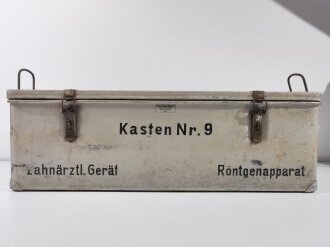 Röntgenapparat zahnärztliches Gerät der Wehrmacht im Transportkasten. Kabel erneuert, Originallack, Funktion nicht geprüft. Antikes Gerät, nur zu Dekorationszwecken