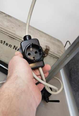 Röntgenapparat zahnärztliches Gerät der Wehrmacht im Transportkasten. Kabel erneuert, Originallack, Funktion nicht geprüft. Antikes Gerät, nur zu Dekorationszwecken