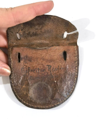 Tasche für eine Erkennungsmarke der Wehrmacht aus Leder, getragenes Stück