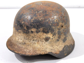 Stahlhelm Modell 1935 der Wehrmacht. Wohl Wasserfund, nur grob gereinigtes Stück