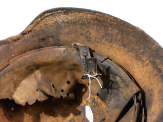 Stahlhelm Modell 1935 der Wehrmacht. Wohl Wasserfund, nur grob gereinigtes Stück