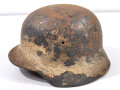 Stahlhelm Modell 1935 der Wehrmacht. Wohl Wasserfund, nur grob gereinigtes Stück