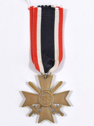 Kriegsverdienstkreuz 2. Klasse 1939 mit Schwertern, im Bandring mit Hersteller " 32 " für W. Hobachter, Wien, mit Band, Buntmetall