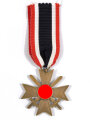 Kriegsverdienstkreuz 2. Klasse 1939 mit Schwertern, im Bandring mit Hersteller " 32 " für W. Hobachter, Wien, mit Band, Buntmetall