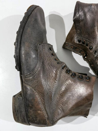 Paar Halbschuhe für Angehörige der Wehrmacht. Ausgegebene Kammerstücke in gutem Gesamtzustand. Sohlenlänge 29,5cm