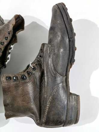 Paar Halbschuhe für Angehörige der Wehrmacht. Ausgegebene Kammerstücke in gutem Gesamtzustand. Sohlenlänge 29,5cm