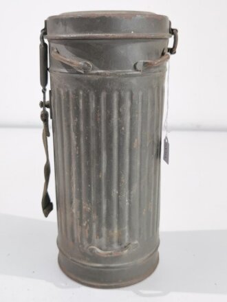 Gasmaskendose Wehrmacht Modell 1938 datiert 1940. Originallack, eingestubt