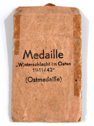 Tüte zur Medaille " Winterschlacht im Osten " mit dem Hersteller " Walter & Henlein, Gablonz " Tüte seitlich geklebt