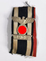 Wiederholungsspange zum Eisernen Kreuz 2. Klasse 1914, mit Band vom Eisernen Kreuz und Kriegsverdienstkreuz, ohne Hersteller. Von der Feldbluse abgetrennt