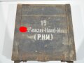 Transportkasten für " 15 SS Panzer Hand Minen ( P.H.M.) " Packzettel seitlich und innen, dieser datiert 1943, ungereinigtes Stück in gutem Gesamtzustand, ein Scharnier defekt