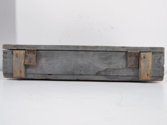 Transportkasten für " 14 SS Gewehr Panzer Granate 61"  Packzettel seitlich und innen von 1943, ungereinigtes Stück in gutem Gesamtzustand, die Deckelscharniere defekt.