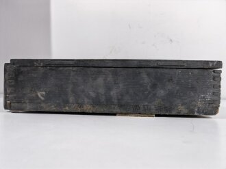 Transportkasten für " 14 SS Gewehr Panzer Granate 61"  Packzettel seitlich und innen von 1943, ungereinigtes Stück in gutem Gesamtzustand, die Deckelscharniere defekt.