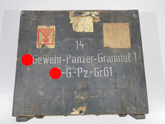 Transportkasten für " 14 SS Gewehr Panzer Granate 61"  Packzettel seitlich und innen von 1943, ungereinigtes Stück in gutem Gesamtzustand, die Deckelscharniere defekt.