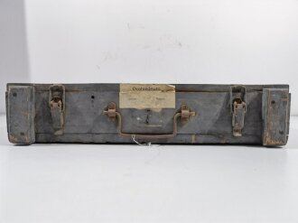 Transportkasten für " 14 SS Gewehr Panzer Granate 61"  Packzettel seitlich und innen von 1943, ungereinigtes Stück in gutem Gesamtzustand, die Deckelscharniere defekt.