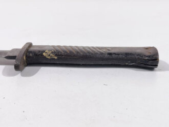 1.Weltkrieg, Grabendolch mit Blechprägegriff von Busch Solingen.  Scheide Originallack, Kammerstück mit gereinigter Klinge, Gesamtlänge: 29cm