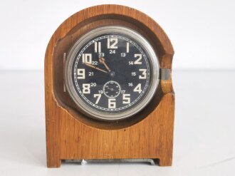 Betriebsuhr, auch Stationsuhr oder Funkraumuhr genannt. Hersteller Kienzle 1941, läuft auf 20 Stunden etwa 10 Minuten nach, sonst einwandfrei