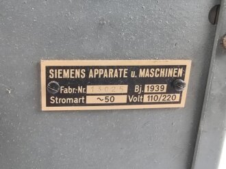 "Kasernen Funkübungsgerät Empfanger" der Wehrmacht. Hersteller Siemens, datiert 1939. Originallack, optisch gut, Funktion nicht geprüft, Kabel und Stecker neuzeitlich ergänzt