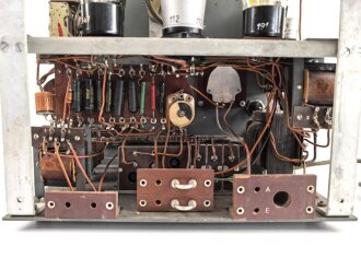 "Kasernen Funkübungsgerät Empfanger" der Wehrmacht. Hersteller Siemens, datiert 1939. Originallack, optisch gut, Funktion nicht geprüft, Kabel und Stecker neuzeitlich ergänzt