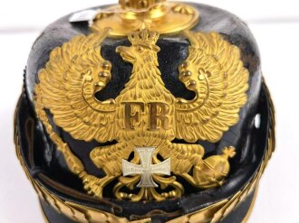 Preussen, Pickelhaube für einen Reserveoffizier. Glocke eingesunken, Schuppenkette defekt. Keine Doppellöcher, in allen Teilen Original und zusammengehörig