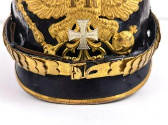 Preussen, Pickelhaube für einen Reserveoffizier. Glocke eingesunken, Schuppenkette defekt. Keine Doppellöcher, in allen Teilen Original und zusammengehörig